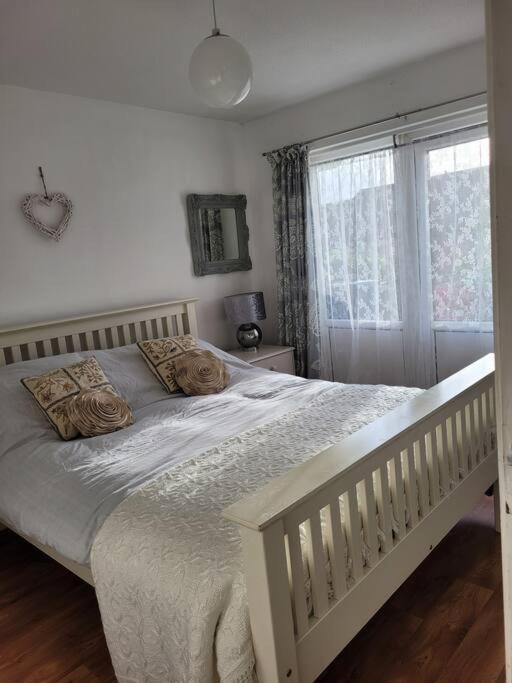 Riverside Bungalow - Direct River Access! Ystradgynlais Екстер'єр фото