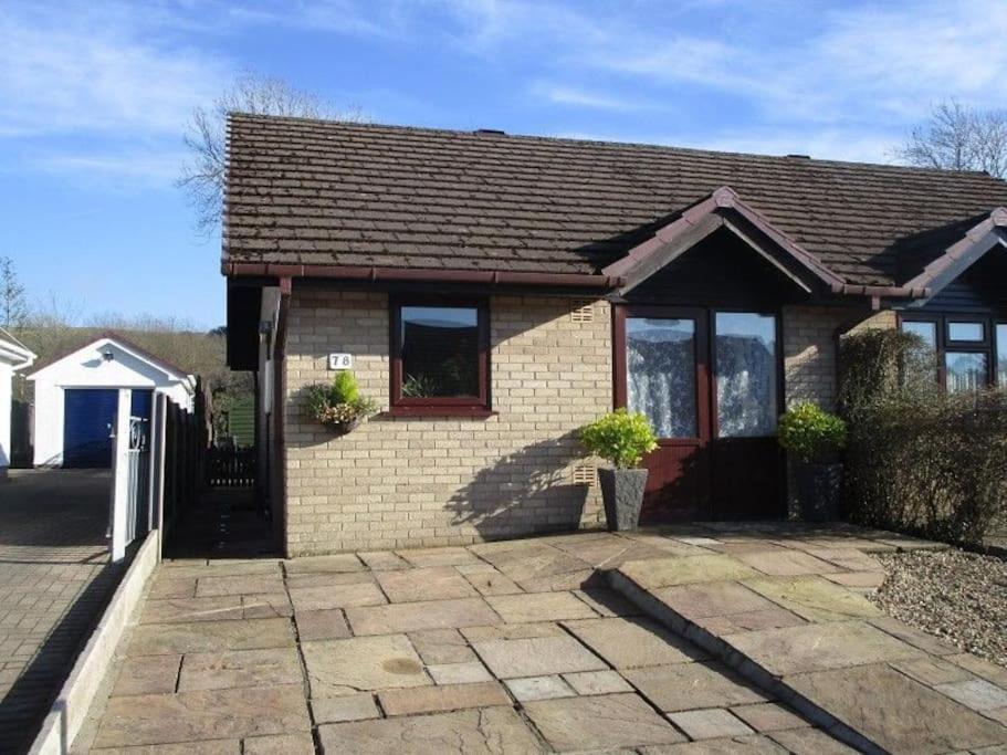 Riverside Bungalow - Direct River Access! Ystradgynlais Екстер'єр фото
