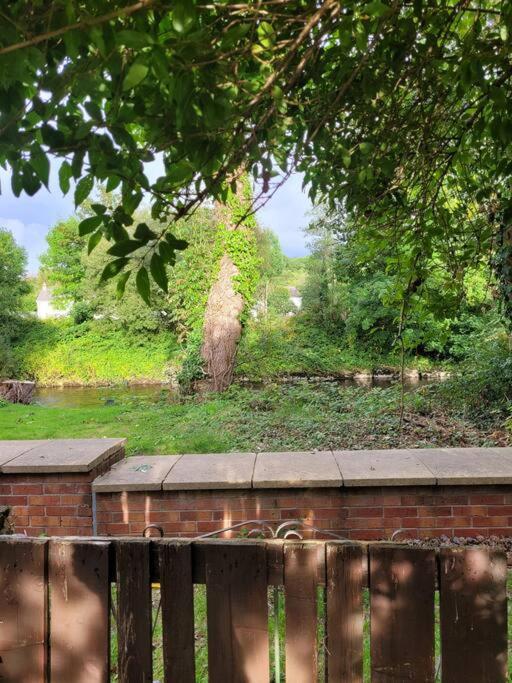 Riverside Bungalow - Direct River Access! Ystradgynlais Екстер'єр фото