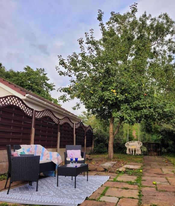 Riverside Bungalow - Direct River Access! Ystradgynlais Екстер'єр фото