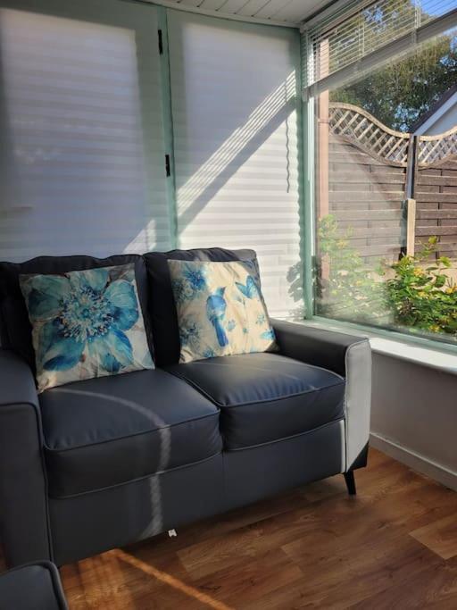 Riverside Bungalow - Direct River Access! Ystradgynlais Екстер'єр фото