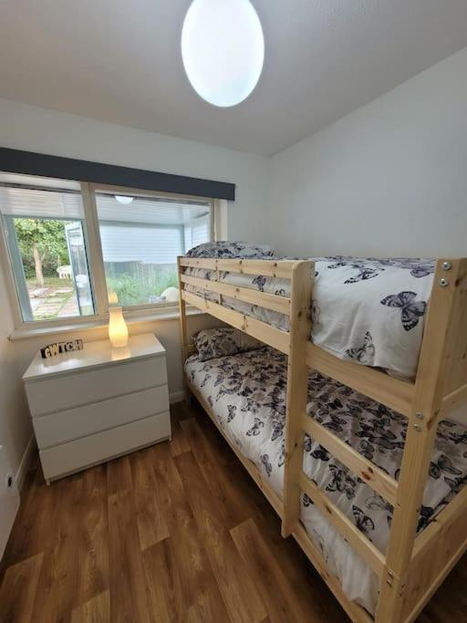 Riverside Bungalow - Direct River Access! Ystradgynlais Екстер'єр фото